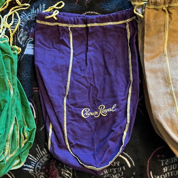π CROWN ROYAL LIQUOR π₯ BAGS
SEVERAL SIZES COLORS/FLAVORS
40 BAGS IN TOTALποΈπ§²π - Picture 7 of 10